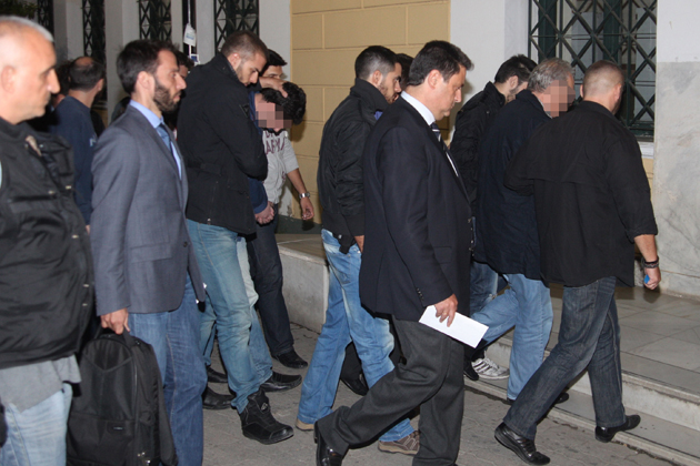 Δίνουν (περίπου) τα μισά, για να σωθούν