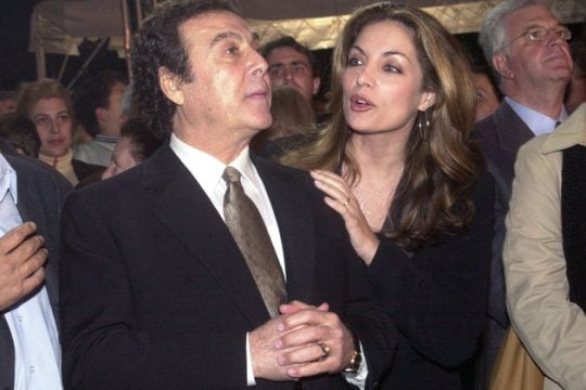 Γαλάζια μάτια, κόκκινα χείλη, μαλλιά… κουβάρια