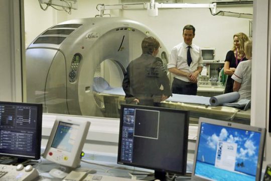 Μετανάστες με άσπρες μπλούζες