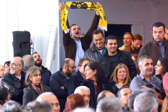 Κίτρινη εξέδρα στην Ευελπίδων
