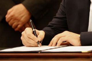 Γράφει και σβήνει… υπουργούς
