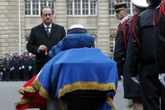 Συγκίνηση για τους αστυνομικούς-θύματα των επιθέσεων στο Παρίσι
