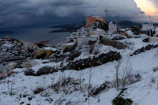 Τρεις νεκροί, αποκλεισμένα χωριά και… παγωνιά