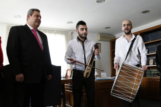 Με μαντινάδες απαντούν οι Ανεξάρτητοι Έλληνες (βίντεο)