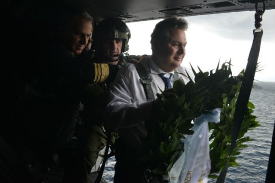 Εν μέσω προκλήσεων η ρίψη στεφάνου στα Ίμια από τον Π.Καμμένο