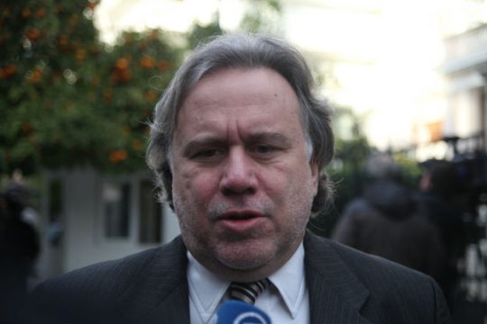 Παίρνει πίσω τις μνημονιακές απολύσεις
