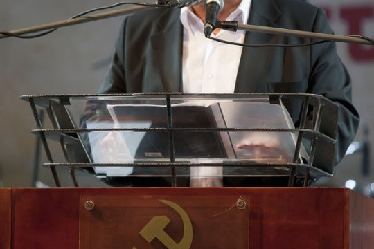 Διμέτωπη επίθεση σε ΝΔ και ΣΥΡΙΖΑ από τον Δ. Κουτσούμπα