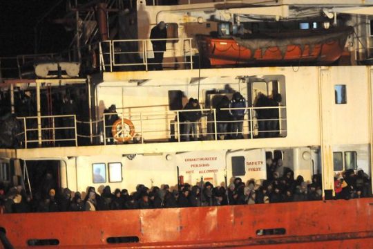 Αβραμόπουλος εναντίον διακινητών