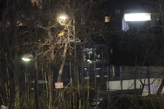 Τα ΜΑΤ στη ΝΕΡΙΤ και η Ζωή σε ρόλο… πυροσβέστη