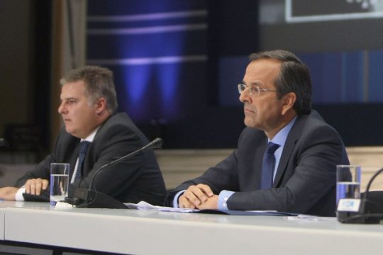 Bγήκαν τα μαχαίρια στη γαλάζια πολυκατοικία