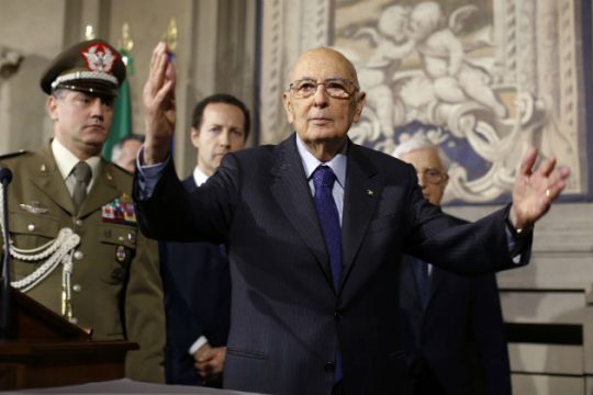 Προβληματισμός στην Ιταλία από την αποχώρηση Ναπολιτάνο
