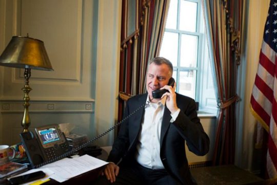 Ο Τσίπρας «έβγαλε» τη γραβάτα του δημάρχου της Νέας Υόρκης