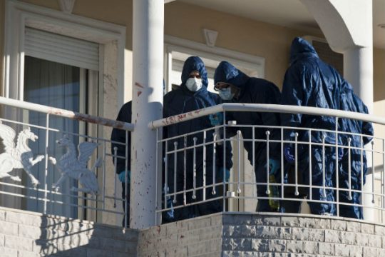 Διασωληνωμένος ο δράστης του τριπλού φονικού στο Ωραιόκαστρο