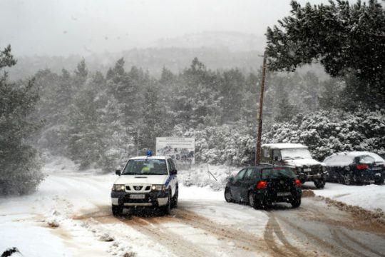 Απεγκλωβισμός ζευγαριού από αυτοκίνητο στην Πάρνηθα