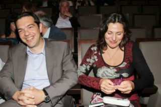 Η «Vogue» έντυσε την Περιστέρα (κι εμείς υπολογίσαμε το κόστος)