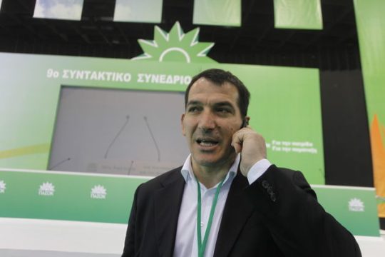 Τρεις κάτω από την μπάρα του Πύρρου