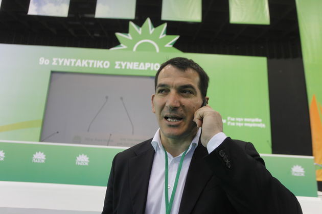 Τρεις κάτω από την μπάρα του Πύρρου