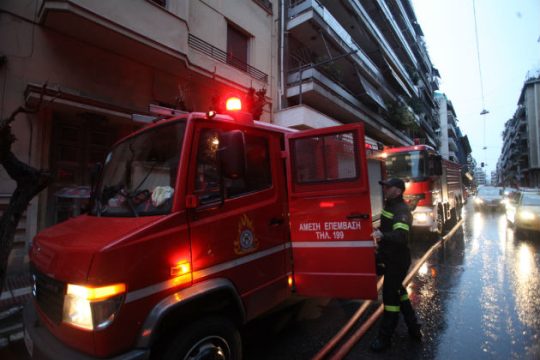 Σε εξέλιξη πυρκαγιά σε διαμέρισμα στο Μαρούσι