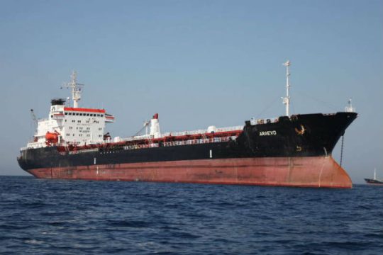 Στη Σαλαμίνα το δεξαμενόπλοιο «Araevo»