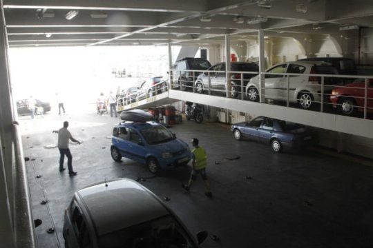 Αναποδογύρισαν φορτηγά σε γκαράζ πλοίου από τους δυνατούς ανέμους