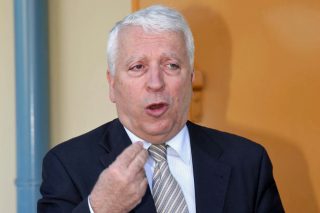 Δεν θα τους μείνει ο Μουτζούρης στο χέρι