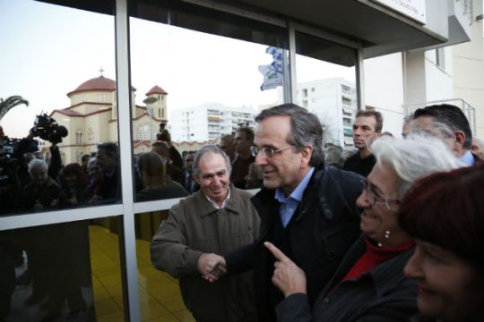 Αποδοκιμασίες και προσαγωγές στην επίσκεψη Σαμαρά στο Περιστέρι