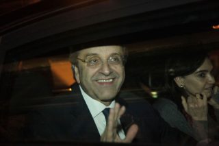Ορκίζει σκιώδη κυβέρνηση