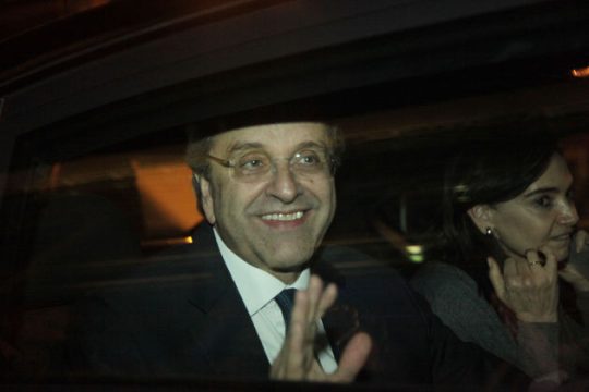 Ορκίζει σκιώδη κυβέρνηση
