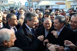 Μοιράζει σταγόνες ρευστότητας στους αγρότες ο Σαμαράς
