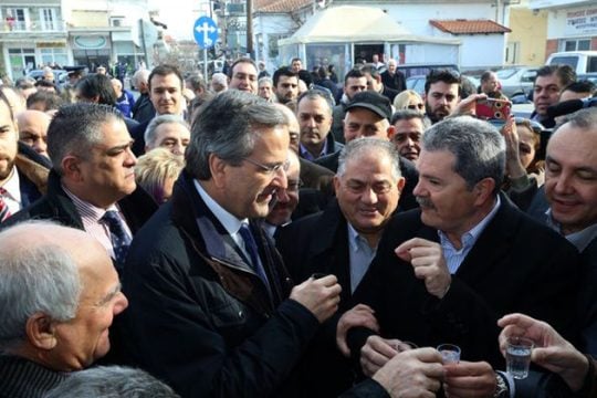 Μοιράζει σταγόνες ρευστότητας στους αγρότες ο Σαμαράς