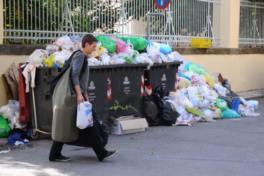 Τα σκουπίδια πνίγουν και πάλι την Τρίπολη