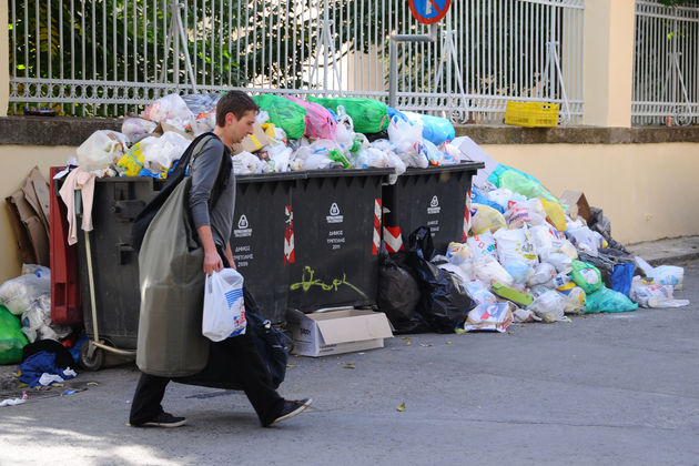 Τα σκουπίδια πνίγουν και πάλι την Τρίπολη
