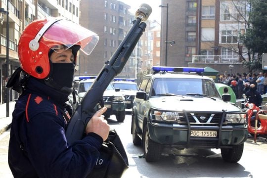 Αστυνομικά μέτρα ακυρώνουν το «Je suis Charlie»