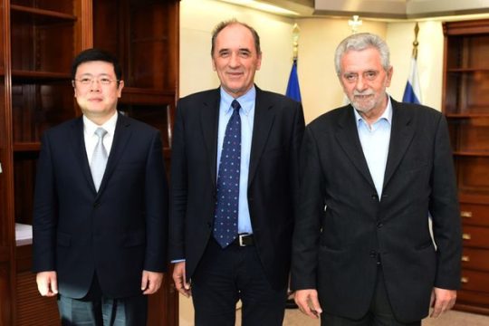 Η σύμβαση της Cosco «καίει» τους Κινέζους