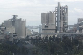 Άκυρες οι απολύσεις στα Τσιμέντα Χαλκίδας