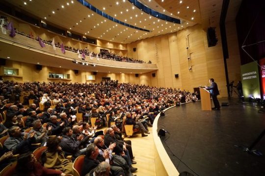 Θα σας πάρουμε και τις… γυναίκες
