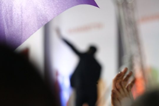 Για μια επαφή με την κοινωνία