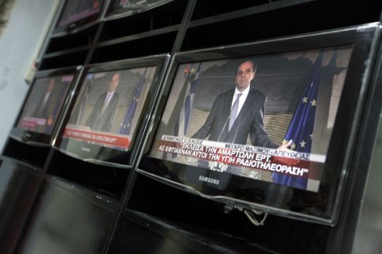 Επίδομα παπαγάλου από την κυβέρνηση στα ΜΜΕ