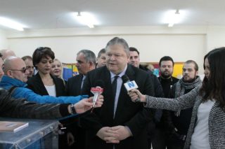 Σφήνωσε ο Βενιζέλος στο παραβάν, σαρδάμ ο ΓΑΠ στα σχολεία!