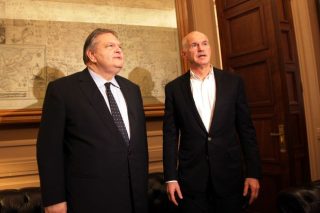 Τον απειλεί με τα χρέη του ΠΑΣΟΚ