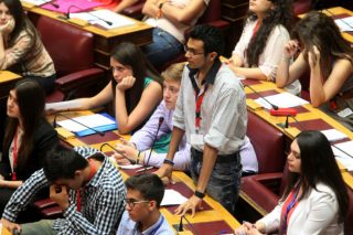 Οριστικά εκτός εκλογών 100.000 18χρονοι