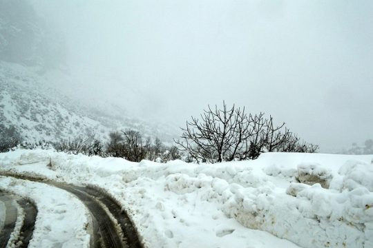 Αποκλεισμένα χωριά, παγετός και προβλήματα στις συγκοινωνίες