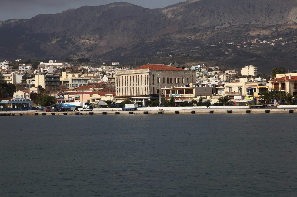 Μόνη της στην πτώση της κίνησης
