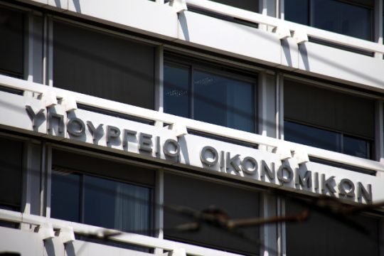 Βουτιά στα κρατικά έσοδα λόγω πετρελαίου
