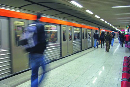 Εργαζόμενη μητέρα μόνη… απολύεται;