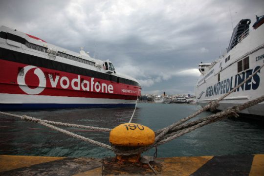 Δεμένα τα πλοία στα λιμάνια