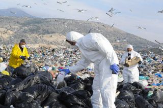 Ενα βήμα μπρος, δύο βήματα πίσω