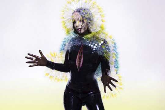 Bjork: λαμπερή και πρωτοπόρα