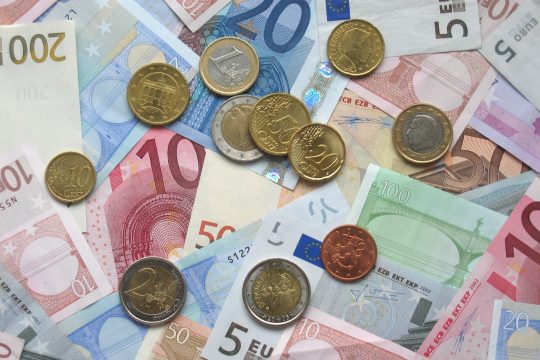 Λιγότερο πλεόνασμα, περισσότερο χρέος