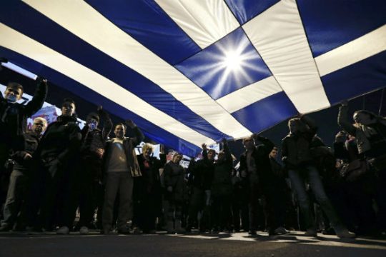 Να διαδηλώνεις υπέρ της εξουσίας είναι σχήμα οξύμωρο από μόνο του